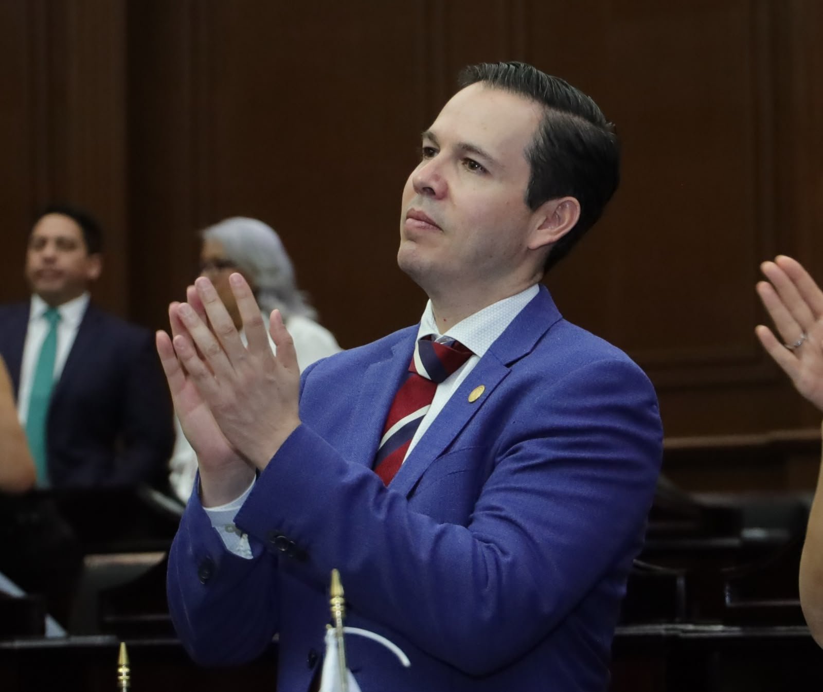Alfredo Anaya Orozco hablando en el Congreso del Estado de Michoacán durante su Segundo Informe Legislativo, con bandera del