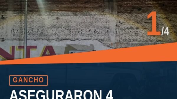 Imagen ilustrativa de cuatro vehículos asegurados en Apatzingán: una camioneta Jeep gris y tres motocicletas Italika