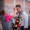 Fotografía de Carlos Torres Piña en diálogo directo con ciudadanos en un municipio de Michoacán, en entorno comunitario y cercano