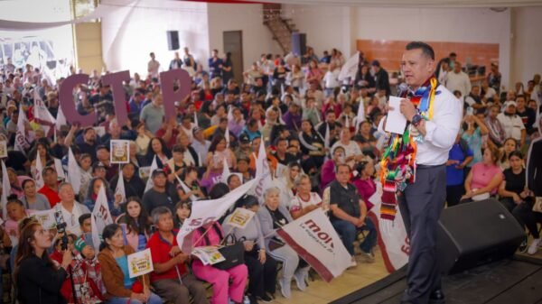 Carlos Torres Piña hablando en un evento público en Morelia, Michoacán, expresando su respaldo a las acciones contra el huachicol fiscal y la impunidad.