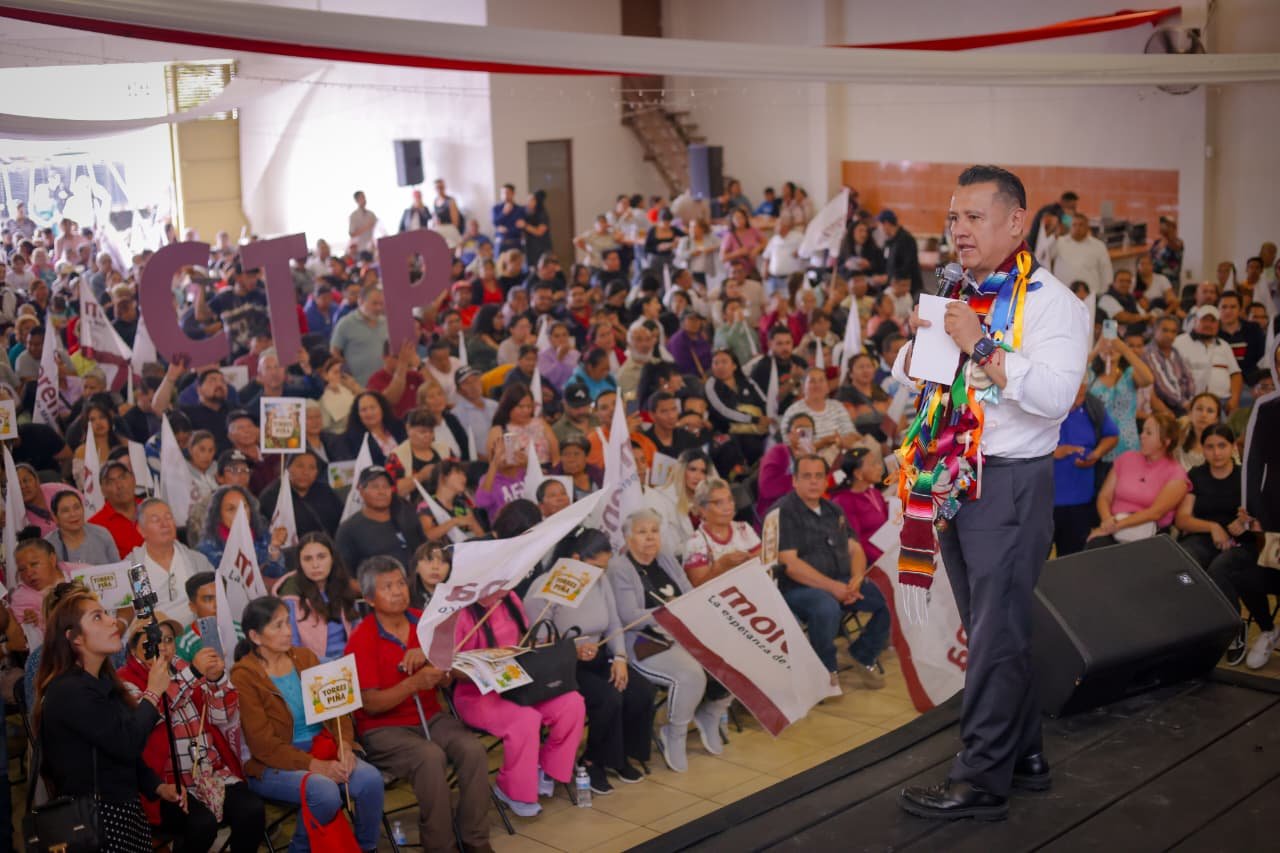Carlos Torres Piña hablando en un evento público en Morelia, Michoacán, expresando su respaldo a las acciones contra el huachicol fiscal y la impunidad.