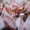 Carlos Torres Piña hablando ante una multitud de militantes y productores rurales en una asamblea en Puruándiro, Michoacán, el 4 de septiembre de 2026
