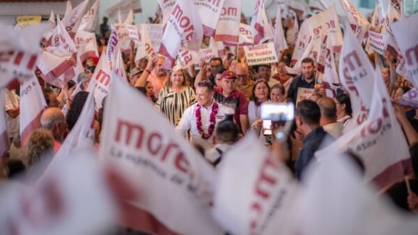 Carlos Torres Piña hablando ante una multitud de militantes y productores rurales en una asamblea en Puruándiro, Michoacán, el 4 de septiembre de 2026