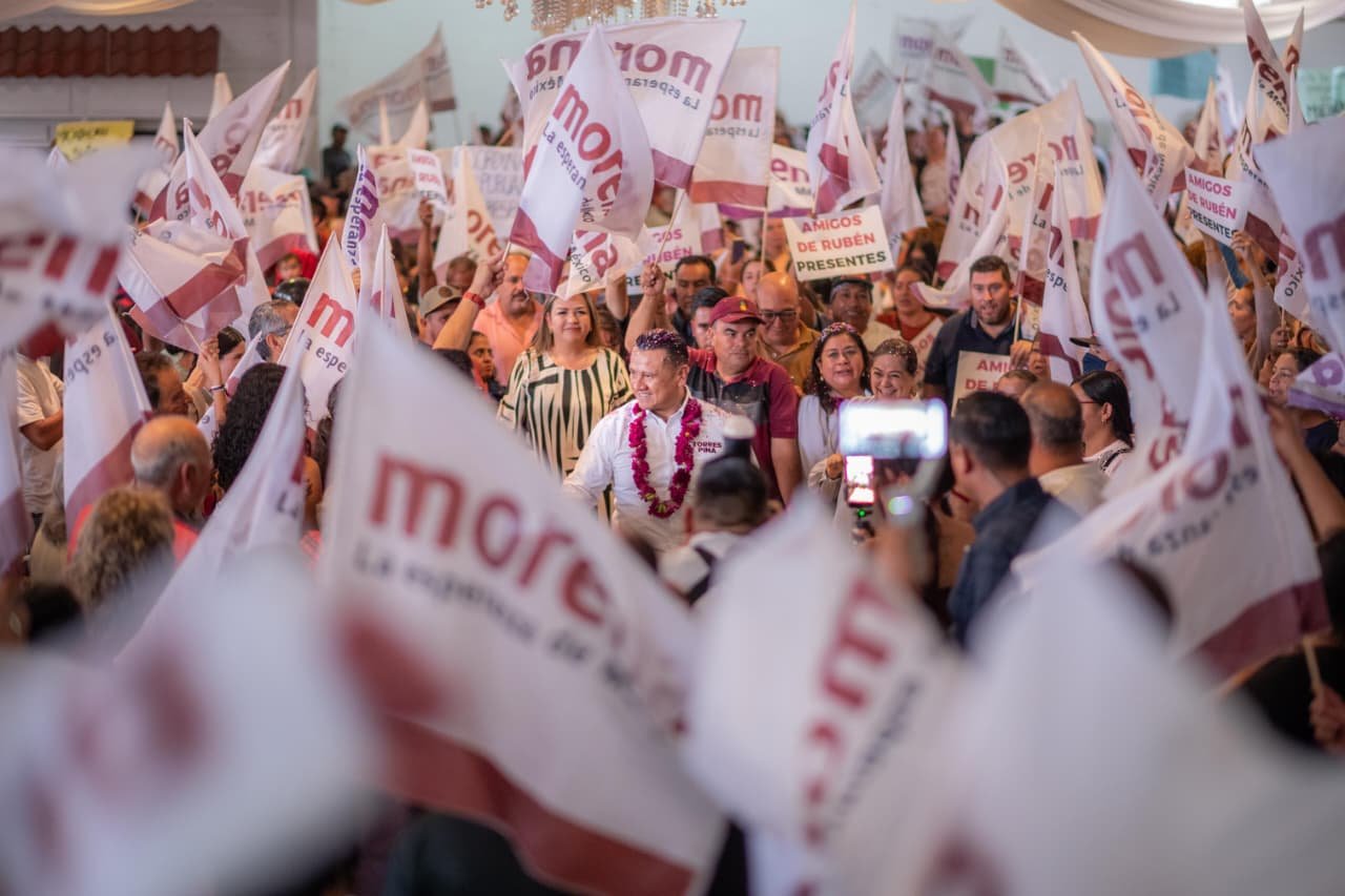 Carlos Torres Piña hablando ante una multitud de militantes y productores rurales en una asamblea en Puruándiro, Michoacán, el 4 de septiembre de 2026