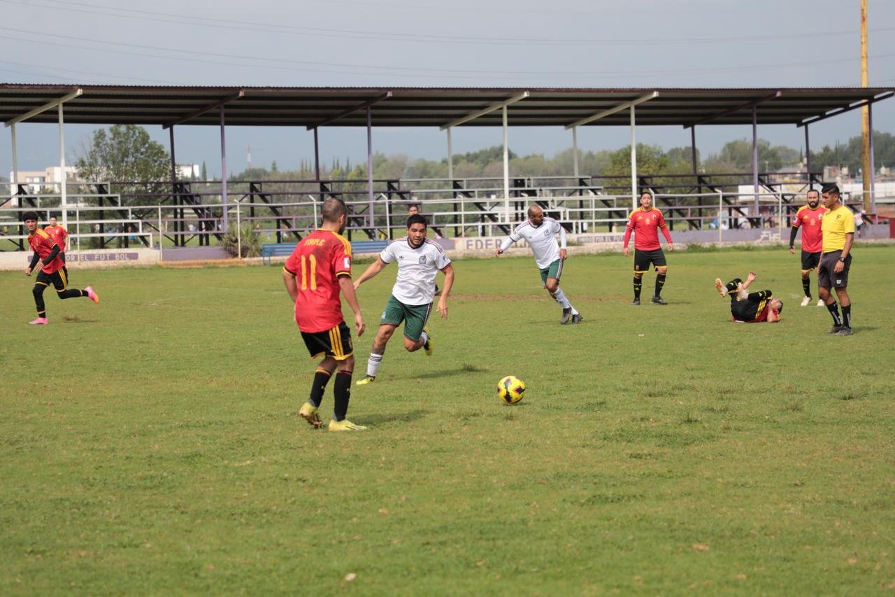 Equipos de la Fiscalía General del Estado de Michoacán compitiendo en partidos oficiales de fútbol y básquetbol durante los Juegos Interdependencias 2026.
