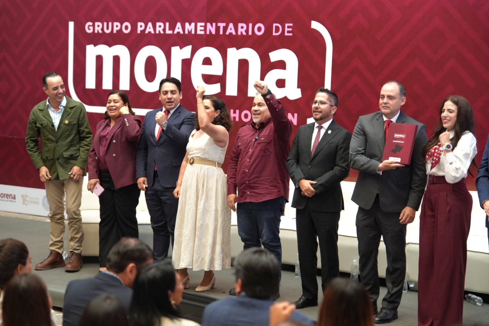 Retrato formal de la diputada Belinda Iturbide Díaz, legisladora morenista del Congreso de Michoacán, frente a un fondo con los colores de la bandera estatal.