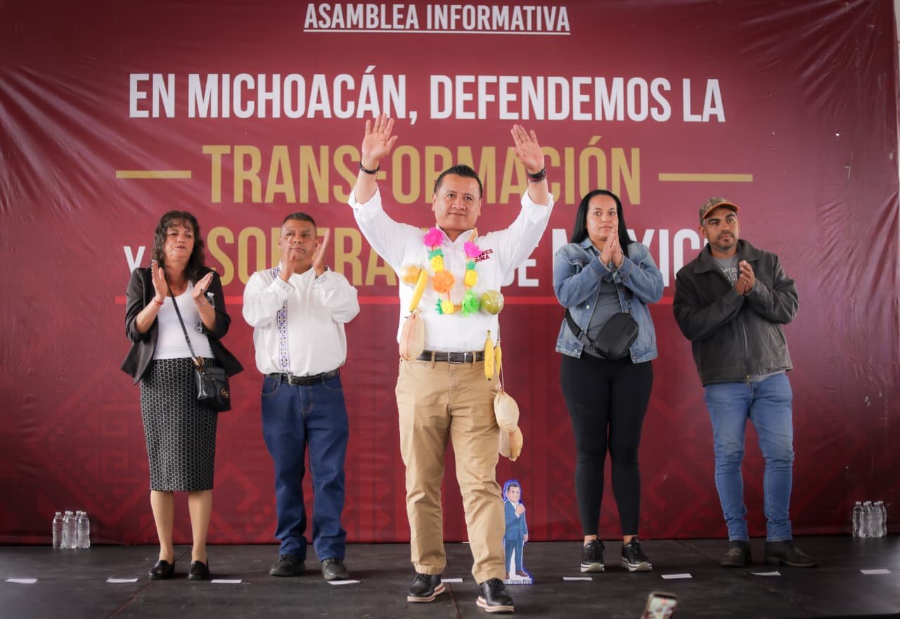 Retrato formal de Carlos Torres Piña frente a un fondo neutro, con símbolos discretos de Michoacán y tres íconos representando educación, justicia y pueblos originarios