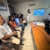 Grupo de personal del ISSSTE participando en una sesión de capacitación sobre violencia de género impartida por la Fiscalía General de Michoacán en Lázaro Cárdenas.