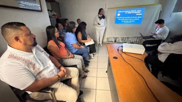 Grupo de personal del ISSSTE participando en una sesión de capacitación sobre violencia de género impartida por la Fiscalía General de Michoacán en Lázaro Cárdenas.