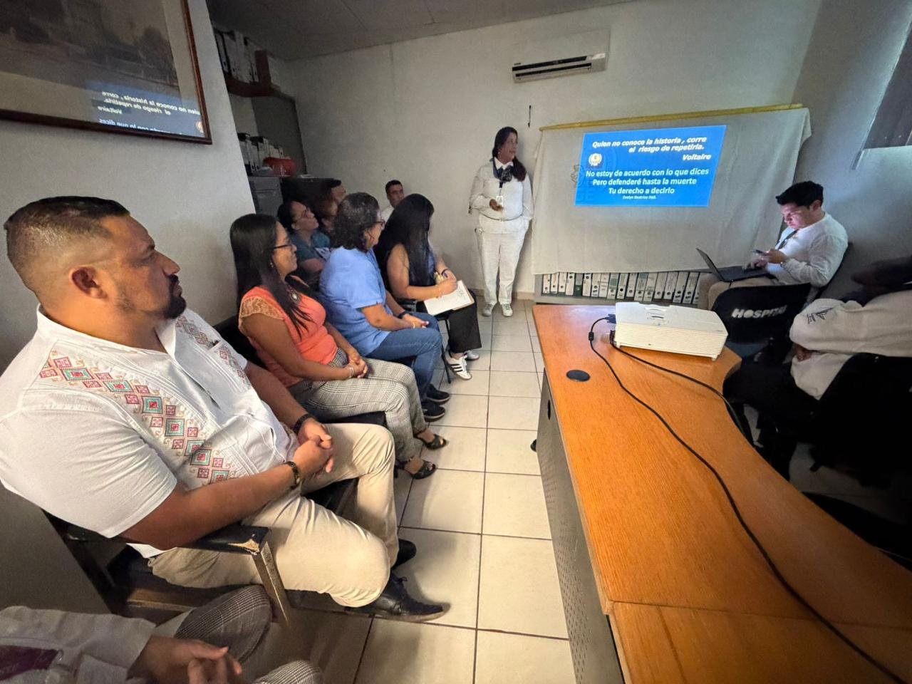 Grupo de personal del ISSSTE participando en una sesión de capacitación sobre violencia de género impartida por la Fiscalía General de Michoacán en Lázaro Cárdenas.