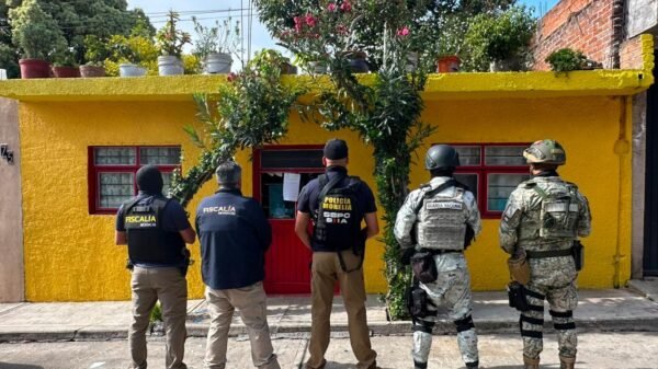 Personal de la Fiscalía General de Michoacán y unidades especializadas durante operativo de cateo en una vivienda de Morelia