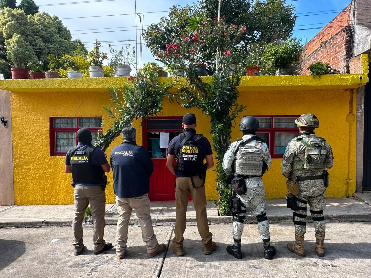 Personal de la Fiscalía General de Michoacán y unidades especializadas durante operativo de cateo en una vivienda de Morelia