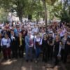 Giulianna Bugarini hablando ante vecinos y medios en el Jardín de La Soterraña, Morelia, durante su Segundo Informe Legislativo