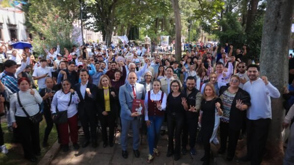 Giulianna Bugarini hablando ante vecinos y medios en el Jardín de La Soterraña, Morelia, durante su Segundo Informe Legislativo