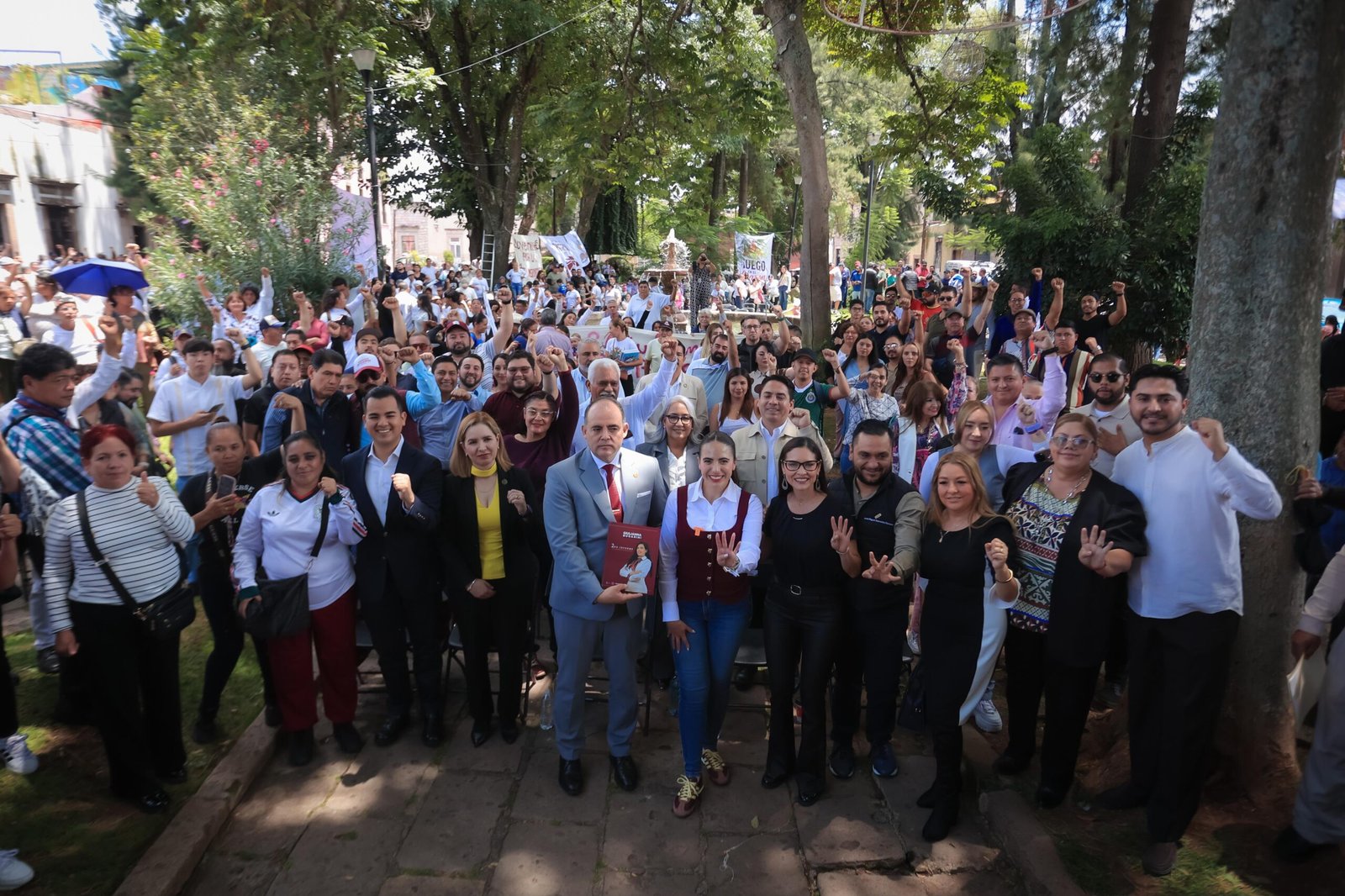 Giulianna Bugarini hablando ante vecinos y medios en el Jardín de La Soterraña, Morelia, durante su Segundo Informe Legislativo