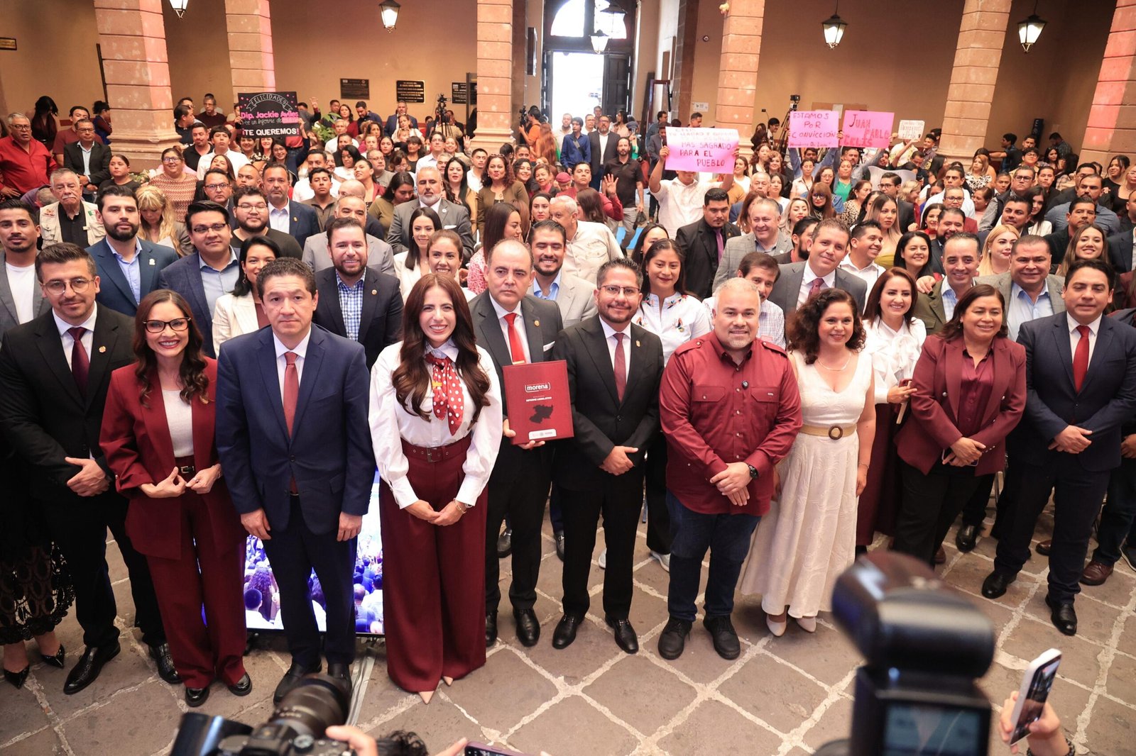 Giulianna Bugarini Torres hablando ante el pleno del Congreso del Estado de Michoacán durante la presentación del Segundo Informe Legislativo de Morena