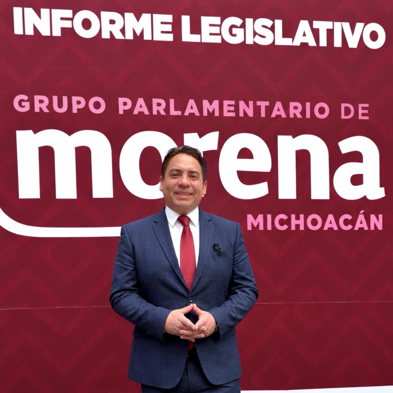 Fotografía de Iván Arévalo Vera hablando ante micrófono en evento del Segundo Informe Legislativo en el Congreso de Michoacán, con bandera estatal visible