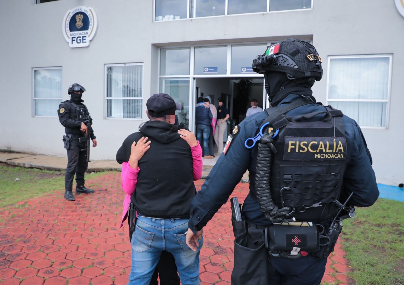 Operativo conjunto de la FGE, SIE, DEFENSA y GN en San Miguel Charahuén durante el rescate de dos víctimas de secuestro