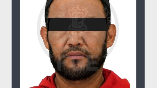 Logotipo oficial de la Fiscalía General del Estado de Michoacán junto a un fondo sobrio con los textos 'FGE vincula a Omar Jorge' y 'Secuestro agravado en Uruapan'