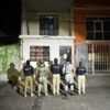 Personal de la FGE Michoacán junto a autoridades federales y municipales durante operativo de cateo en inmueble de la colonia Santiaguito, Morelia.