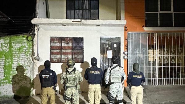 Personal de la FGE Michoacán junto a autoridades federales y municipales durante operativo de cateo en inmueble de la colonia Santiaguito, Morelia.