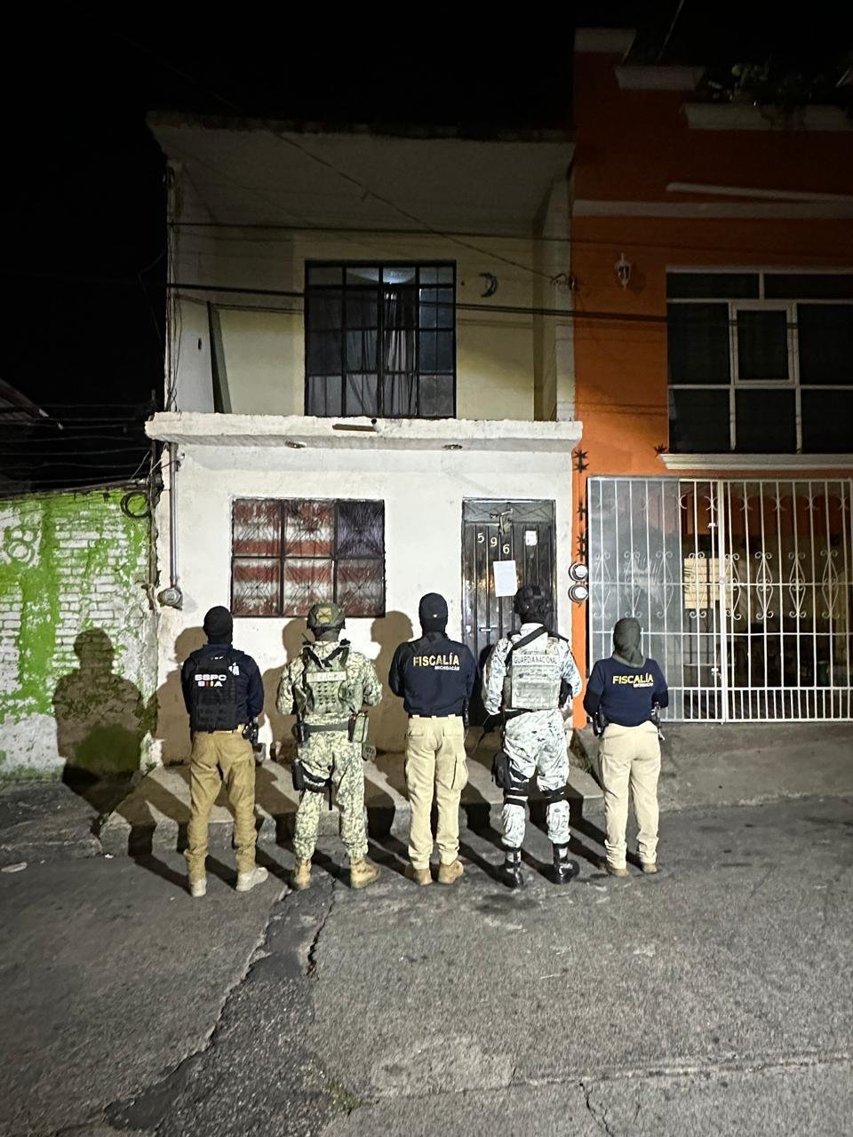 Personal de la FGE Michoacán junto a autoridades federales y municipales durante operativo de cateo en inmueble de la colonia Santiaguito, Morelia.