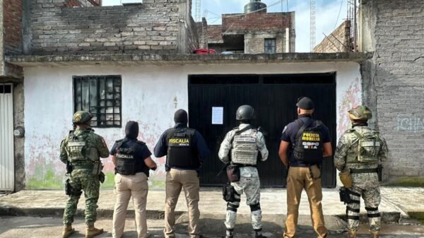 Fiscalía General del Estado de Michoacán ejecutando cateo en domicilio de colonia Primo Tapia Oriente, Morelia, con presencia de elementos y material asegurado