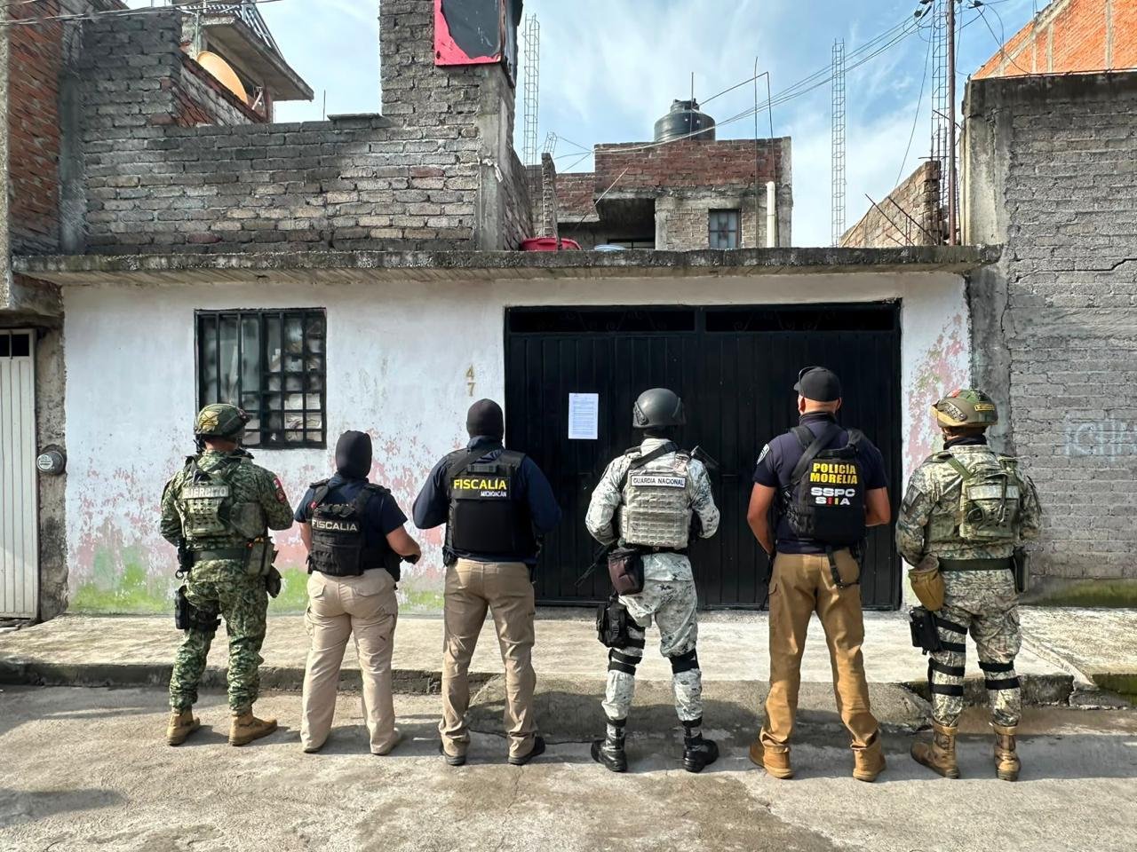 Fiscalía General del Estado de Michoacán ejecutando cateo en domicilio de colonia Primo Tapia Oriente, Morelia, con presencia de elementos y material asegurado