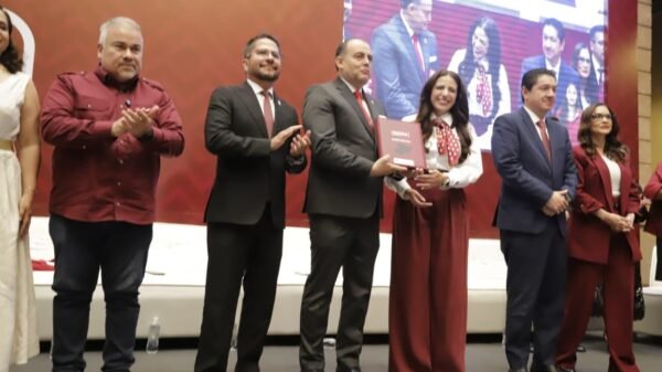 Giulianna Bugarini Torres entrega el Segundo Informe Legislativo a Baltazar Gaona García en el Congreso del Estado de Michoacán, con presencia de autoridades del Poder Judicial y Ejecutivo
