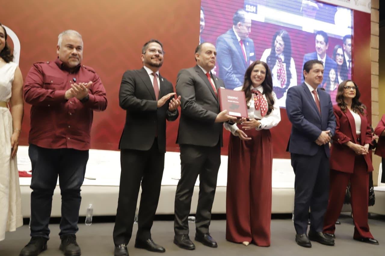 Giulianna Bugarini Torres entrega el Segundo Informe Legislativo a Baltazar Gaona García en el Congreso del Estado de Michoacán, con presencia de autoridades del Poder Judicial y Ejecutivo