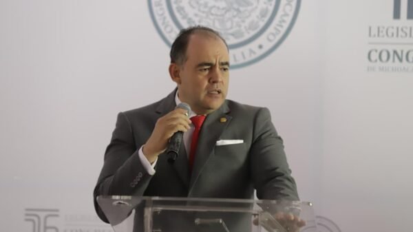 Fotografía oficial del diputado Baltazar Gaona García, presidente de la Mesa Directiva del Congreso del Estado de Michoacán, hablando en tribuna