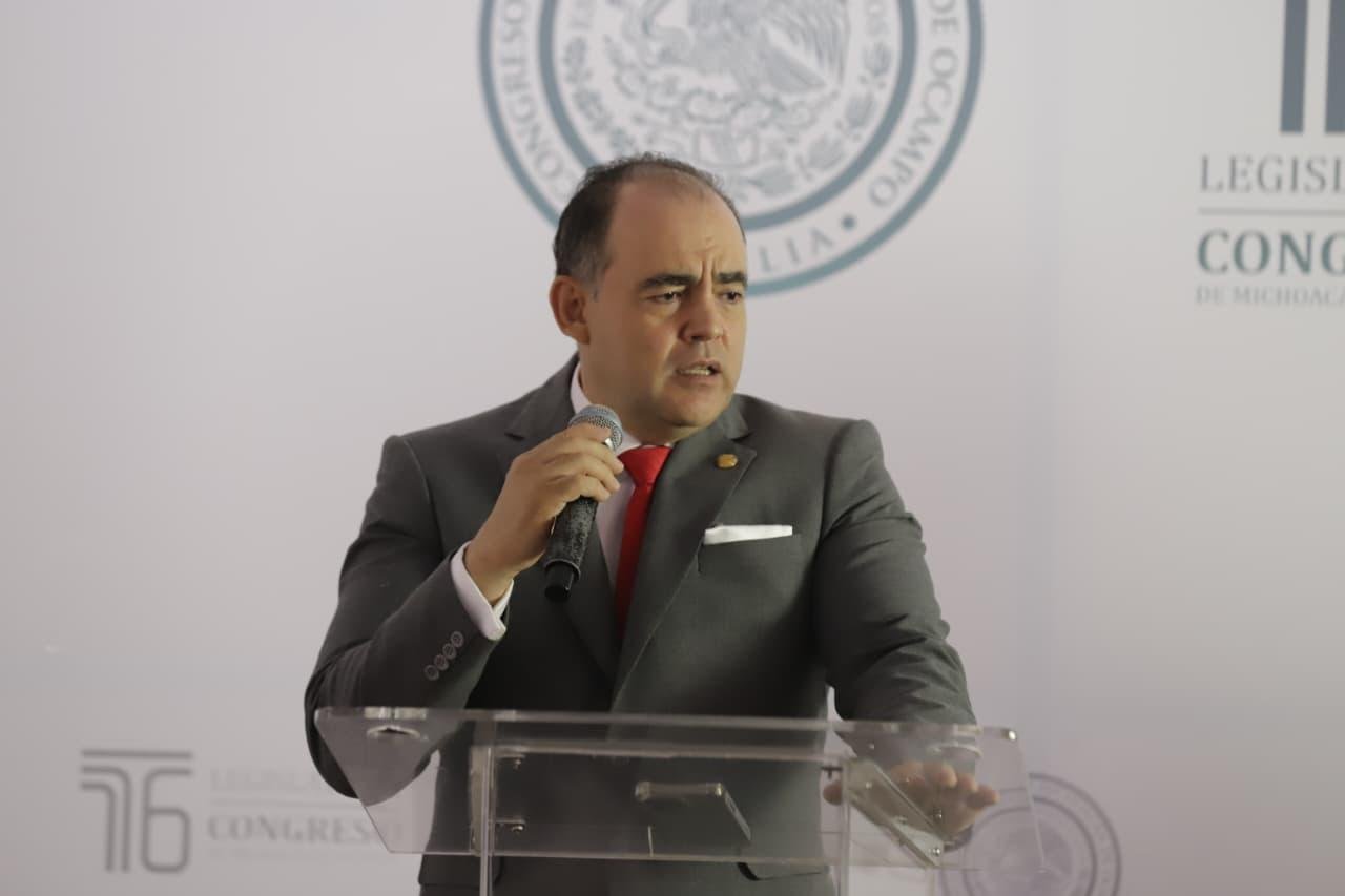 Fotografía oficial del diputado Baltazar Gaona García, presidente de la Mesa Directiva del Congreso del Estado de Michoacán, hablando en tribuna