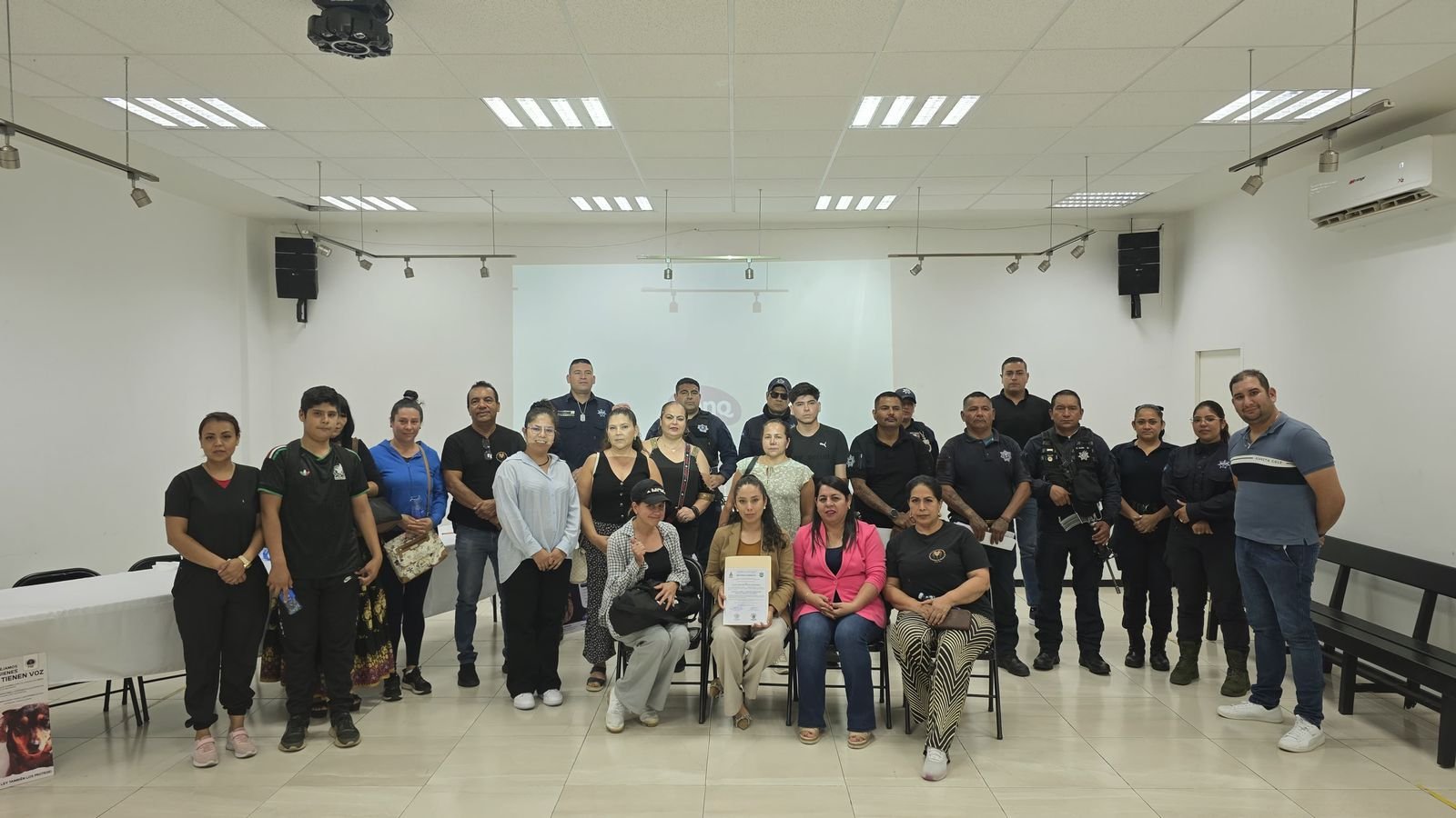 Fiscal Especializada Elisa Arizema Reyes Saavedra y equipo de la FGE durante jornada de capacitación en Peribán, Michoacán, con autoridades y ciudadanos
