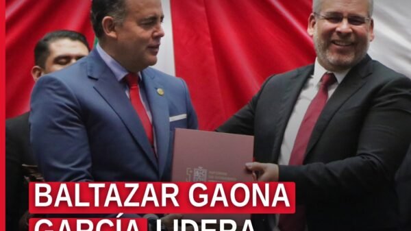Baltazar Gaona García hablando ante el Pleno del Congreso del Estado en Morelia durante la revisión del Quinto Informe de