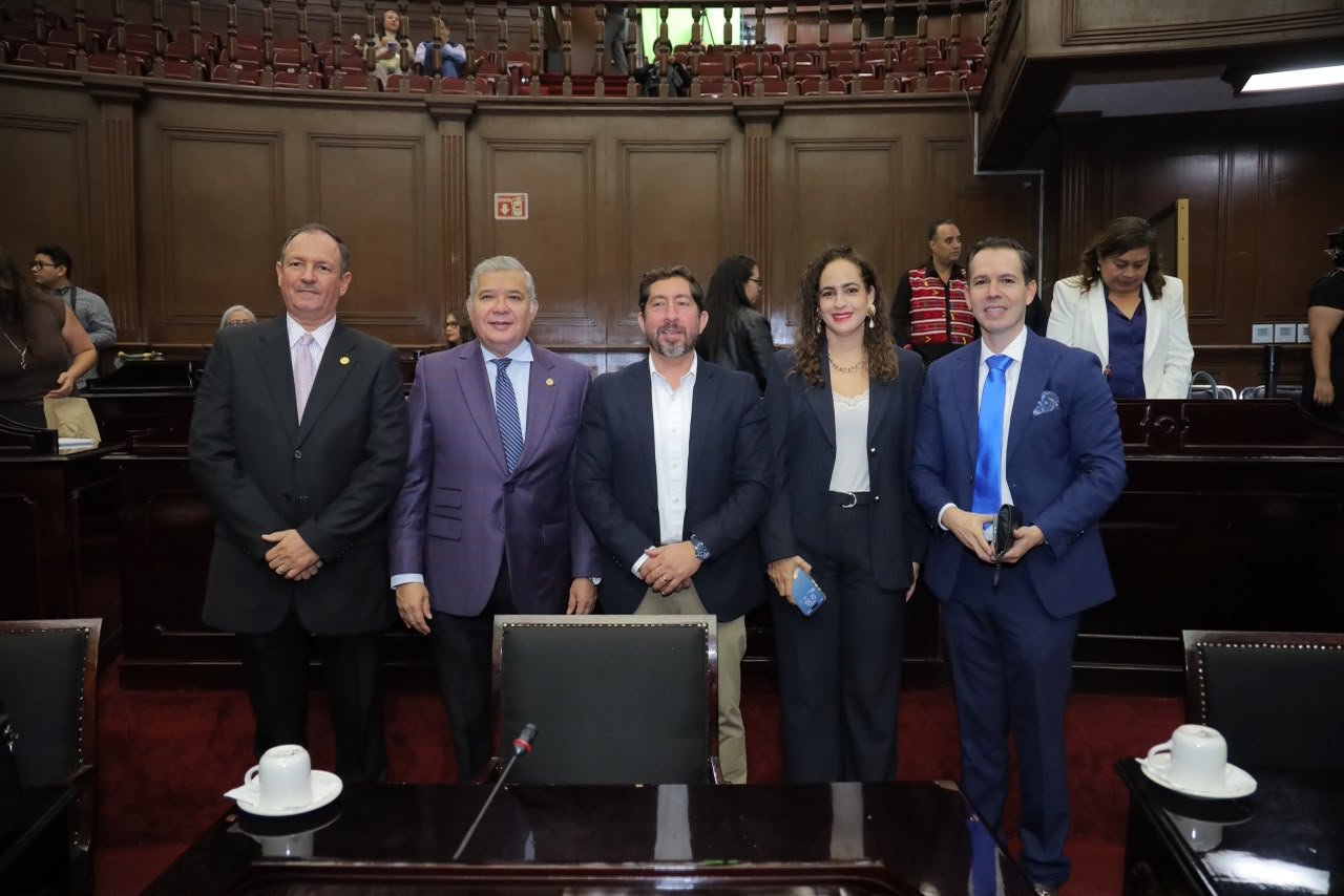 Bancada verde michoacán reunida en el Congreso del Estado de Michoacán durante su Segundo Informe Legislativo en Morelia, 6
