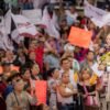 Carlos Torres Piña hablando ante una multitud en Paracho, Michoacán, durante la asamblea informativa del 6 de septiembre de