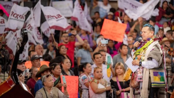 Carlos Torres Piña hablando ante una multitud en Paracho, Michoacán, durante la asamblea informativa del 6 de septiembre de