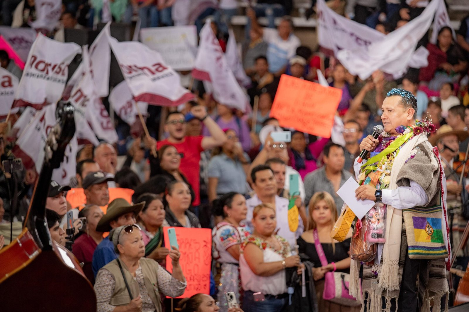 Carlos Torres Piña hablando ante una multitud en Paracho, Michoacán, durante la asamblea informativa del 6 de septiembre de