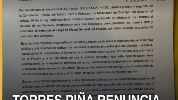 carlos torres piña renuncia: retrato formal frente al edificio del Congreso del Estado en Morelia, Michoacán