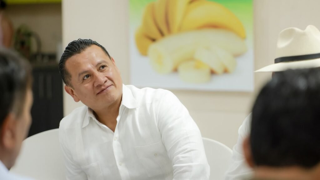 Carlos Torres Piña hablando ante micrófono en evento en Morelia, Michoacán, el 9 de septiembre de 2026, respaldando política