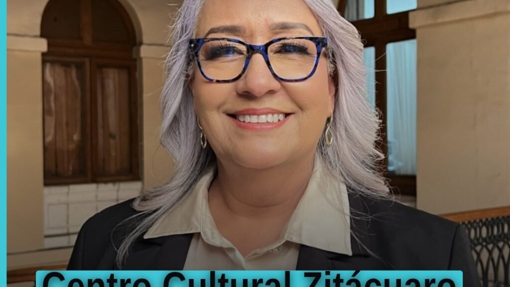 Diputada Emma Rivera Camacho frente al edificio del Centro Cultural Zitácuaro, previo a su segundo informe legislativo
