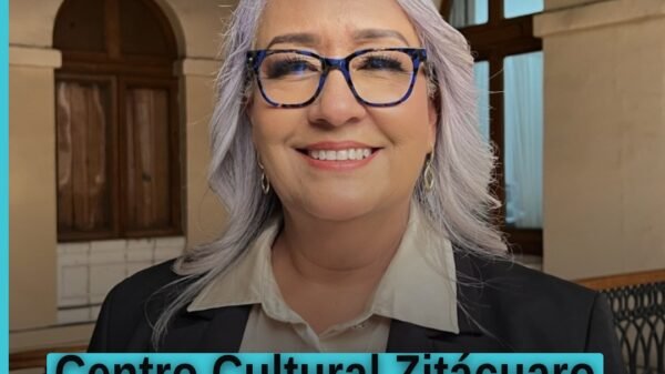 Diputada Emma Rivera Camacho frente al edificio del Centro Cultural Zitácuaro, previo a su segundo informe legislativo