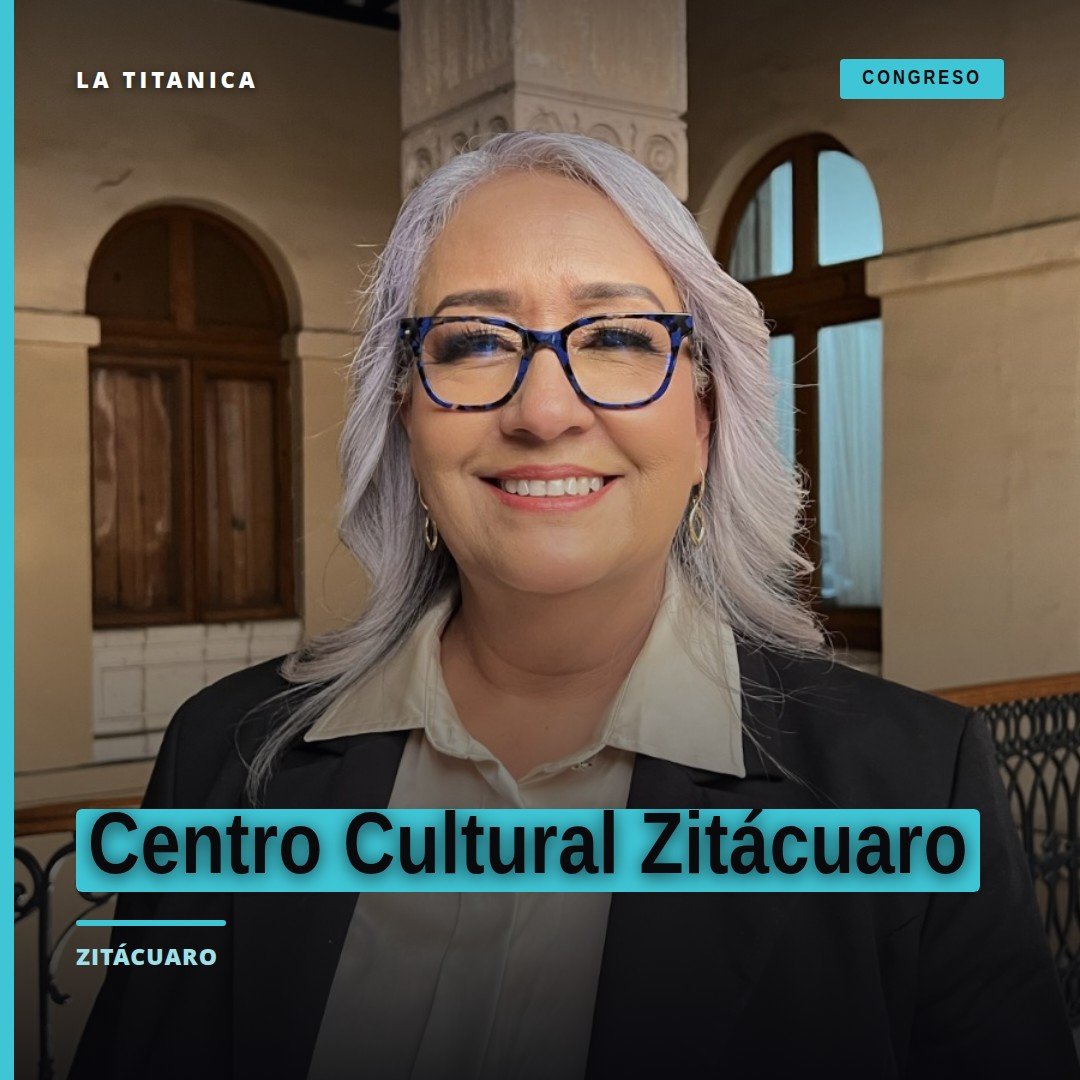Diputada Emma Rivera Camacho frente al edificio del Centro Cultural Zitácuaro, previo a su segundo informe legislativo