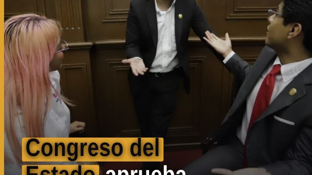 Jóvenes parlamentarios trabajando en sesión plenaria del Congreso del Estado en Morelia, Michoacán, durante el Parlamento