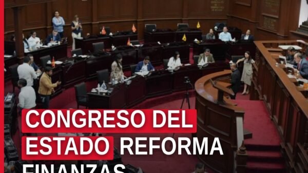 Congreso del Estado en sesión plenaria en Morelia, Michoacán, aprobando reformas financieras y de transparencia el 11 de