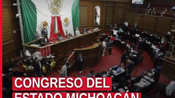Congreso del Estado Michoacán en sesión plenaria en Morelia, con bandera estatal y busto de personaje histórico, 13 de