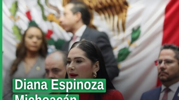 Diana Espinoza michoacán hablando frente al pleno del Congreso del Estado en Morelia, acompañada de diputados del PT