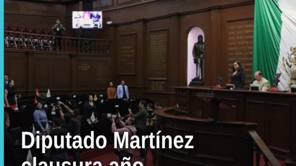 Diputado David Martínez hablando ante el pleno del Congreso del Estado de Michoacán de Ocampo en Morelia, durante la