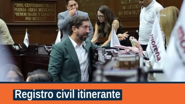 Funcionarios del Registro Civil realizando trámites en una comunidad rural de Michoacán durante una campaña itinerante