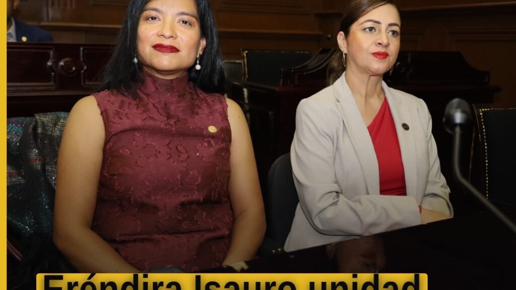 Fotografía de la diputada Eréndira Isauro Hernández hablando en el pleno del Congreso de Michoacán, con bandera estatal al